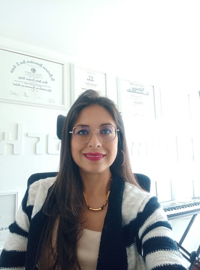 Carolina Hernández en su oficina