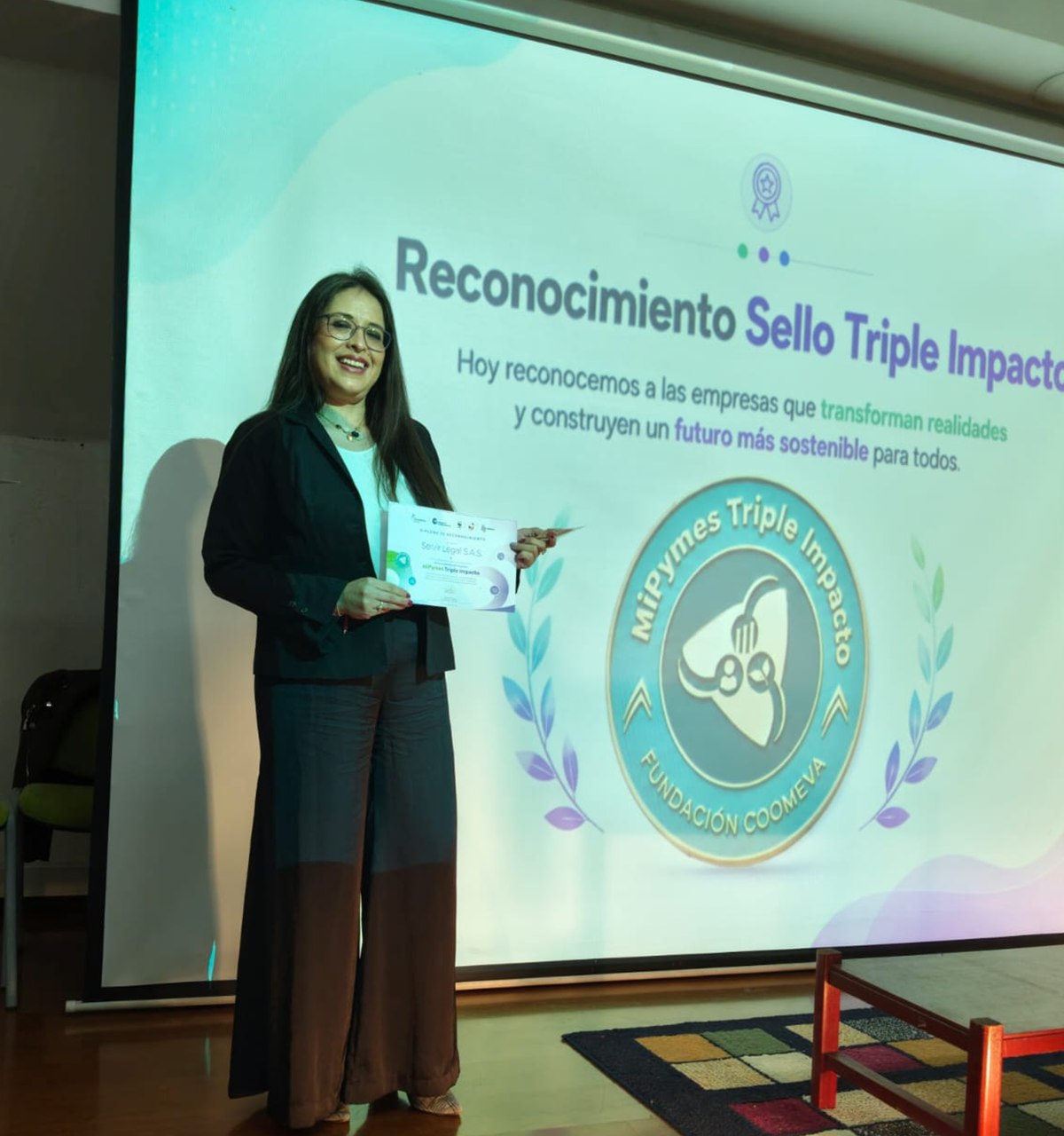 Carolina Hernández recibiendo el reconocimiento Sello MiPymes Triple Impacto